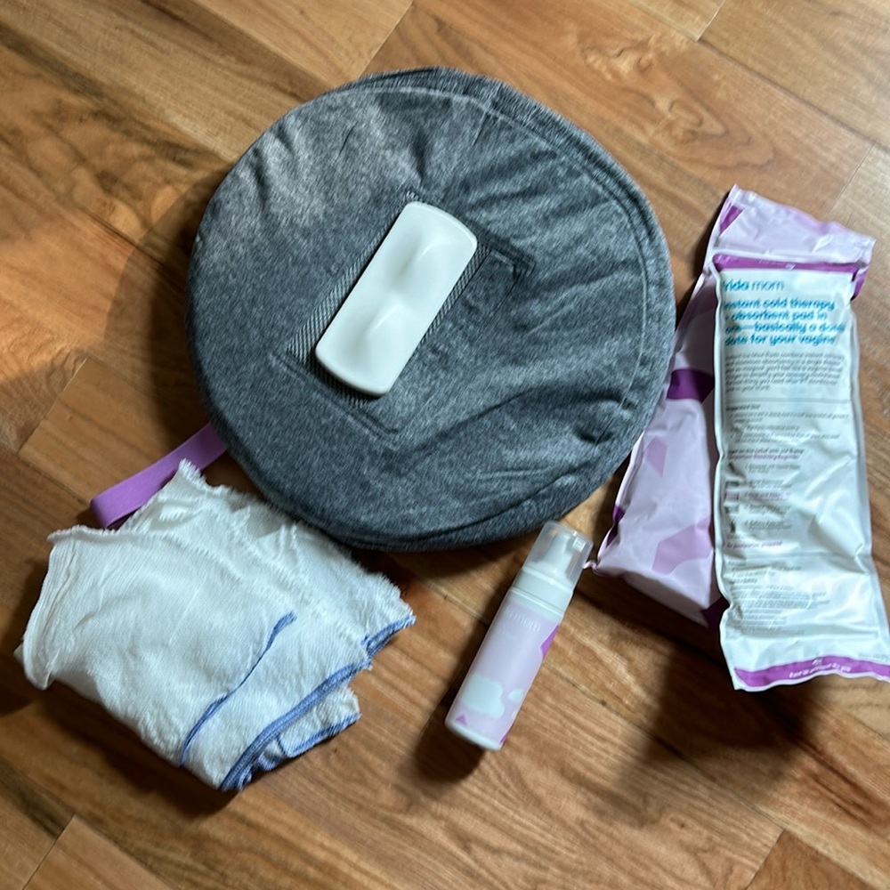 Frida mom postpartum bundle - Perineal Cooling Comfort Cushion, foam, ice packs